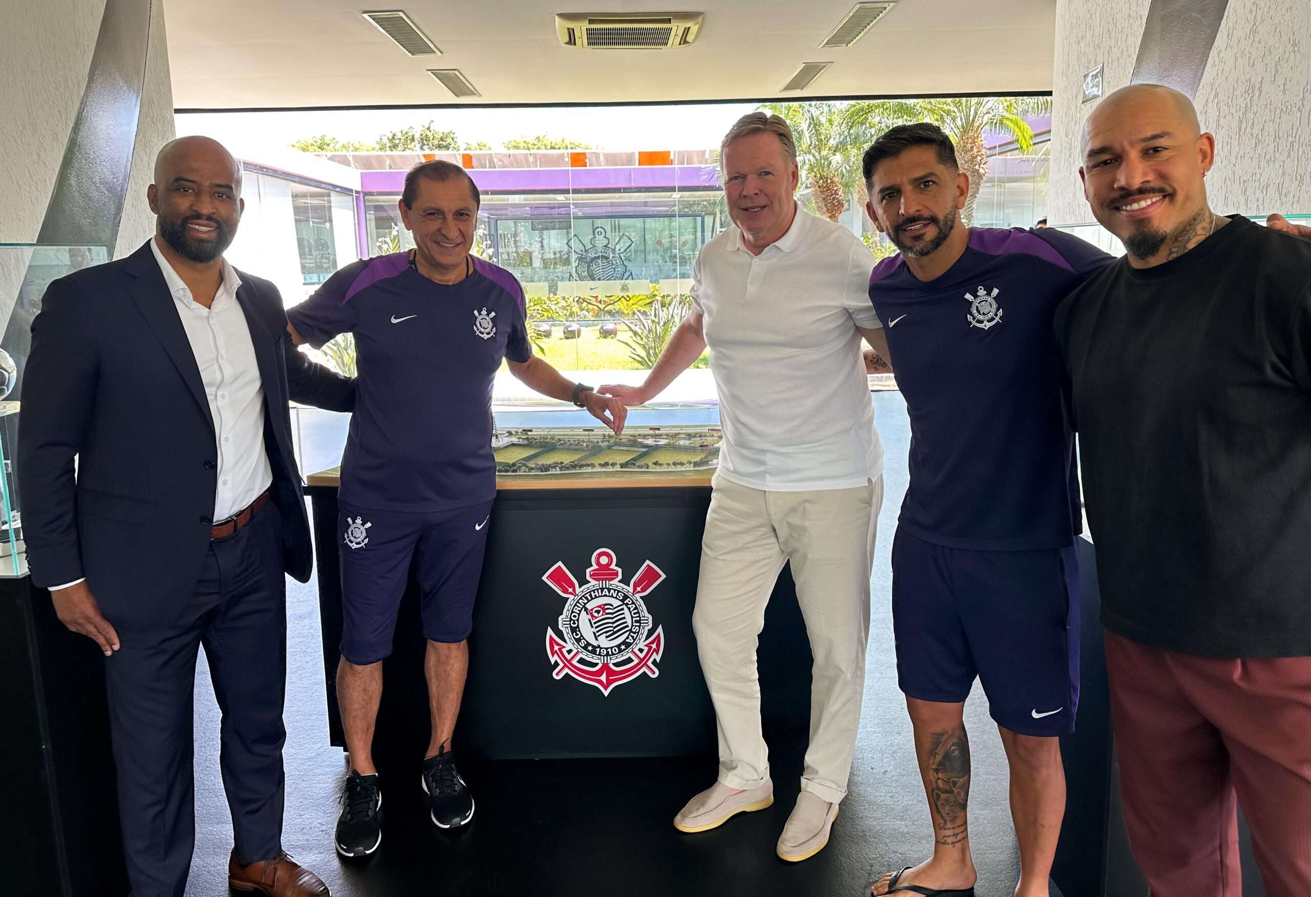 Corinthians treina para decisão contra Universidad Central com visita de Koeman