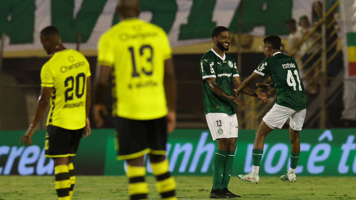 O jogador Estêvão, da SE Palmeiras, comemora seu gol contra a equipe do São Bernardo FC, durante partida válida pela quarta de final, do Campeonato Paulista, Série A1, no Estádio Municipal Primeiro de Maio. (Foto: Cesar Greco/Palmeiras/by Canon)