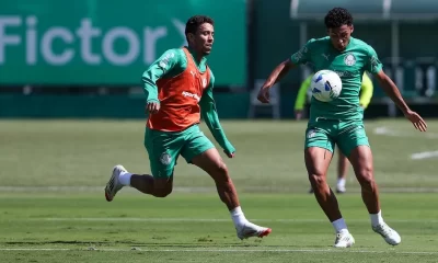 Os jogadores Marcos Rocha e Luighi (D), da SE Palmeiras, durante treinamento, na Academia de Futebol