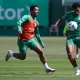 Os jogadores Marcos Rocha e Luighi (D), da SE Palmeiras, durante treinamento, na Academia de Futebol