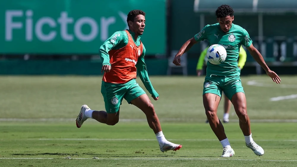 Os jogadores Marcos Rocha e Luighi (D), da SE Palmeiras, durante treinamento, na Academia de Futebol